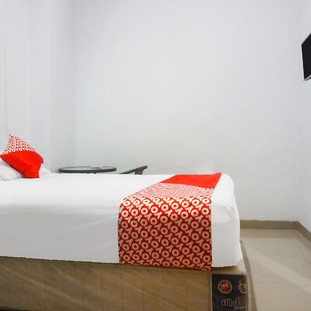 Oyo 91759 Pondok Hikmah Makassar Buitenkant foto